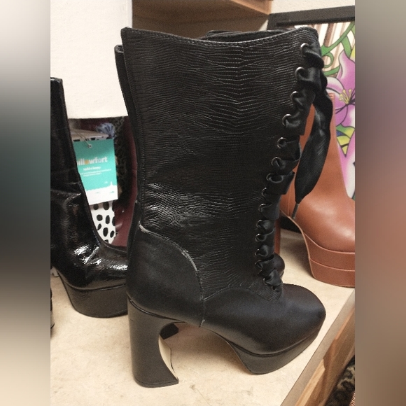 Boots - Picture 3 of 8